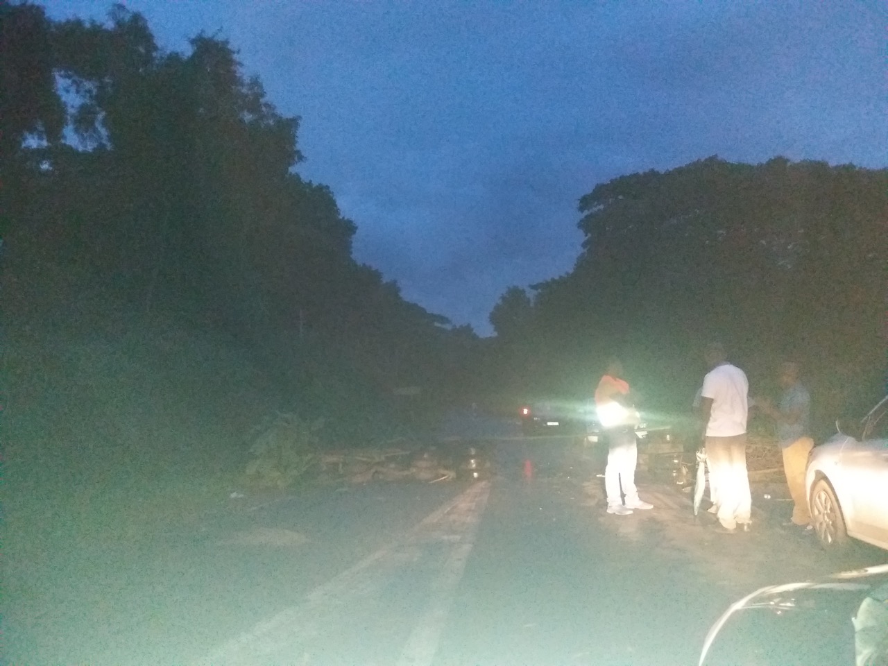 Nouveaux barrages aux quatre coins de l’île et blocage du port de Longoni