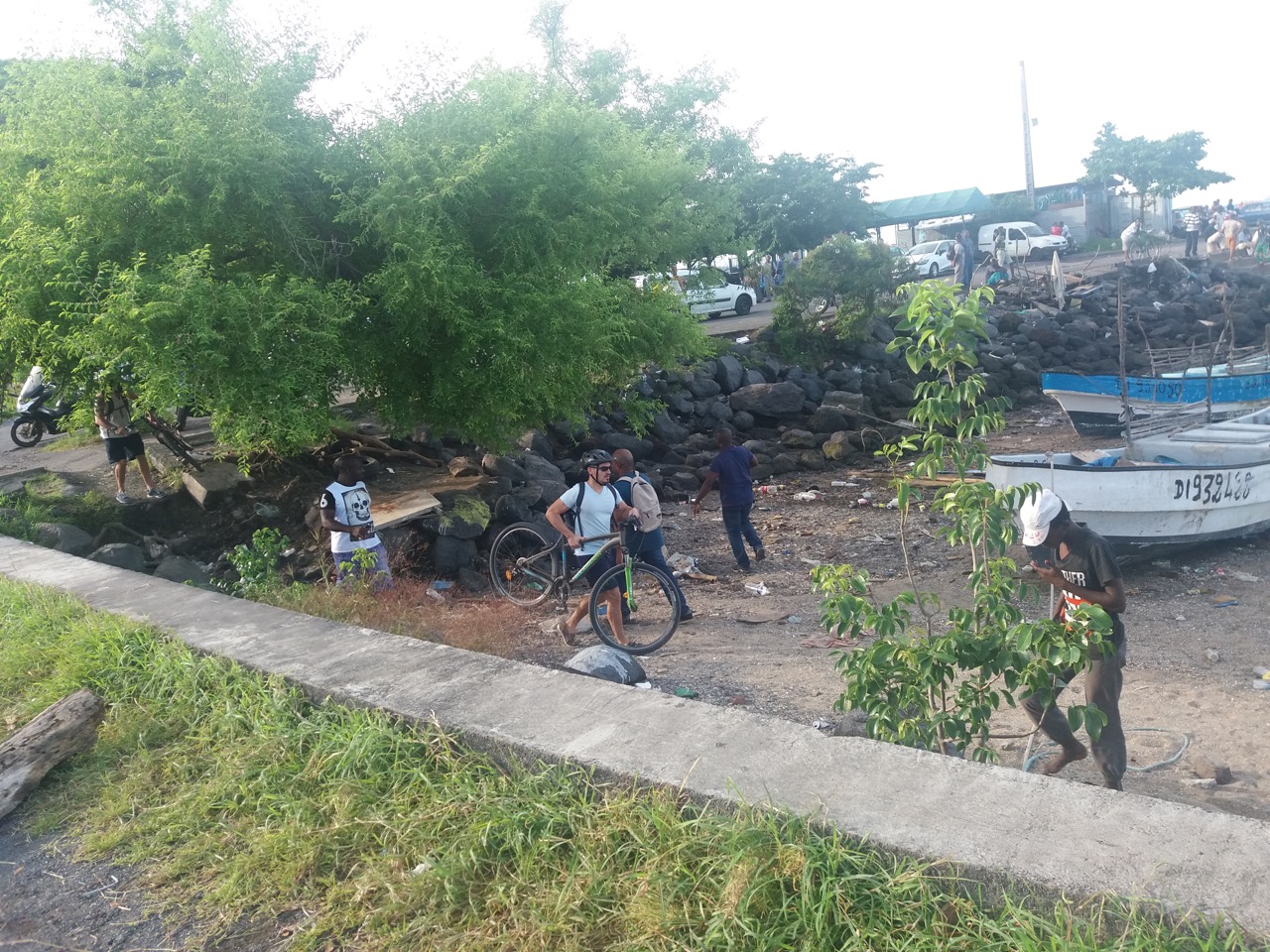 En petite-terre, les piétons passent par la plage pour rejoindre les barges
