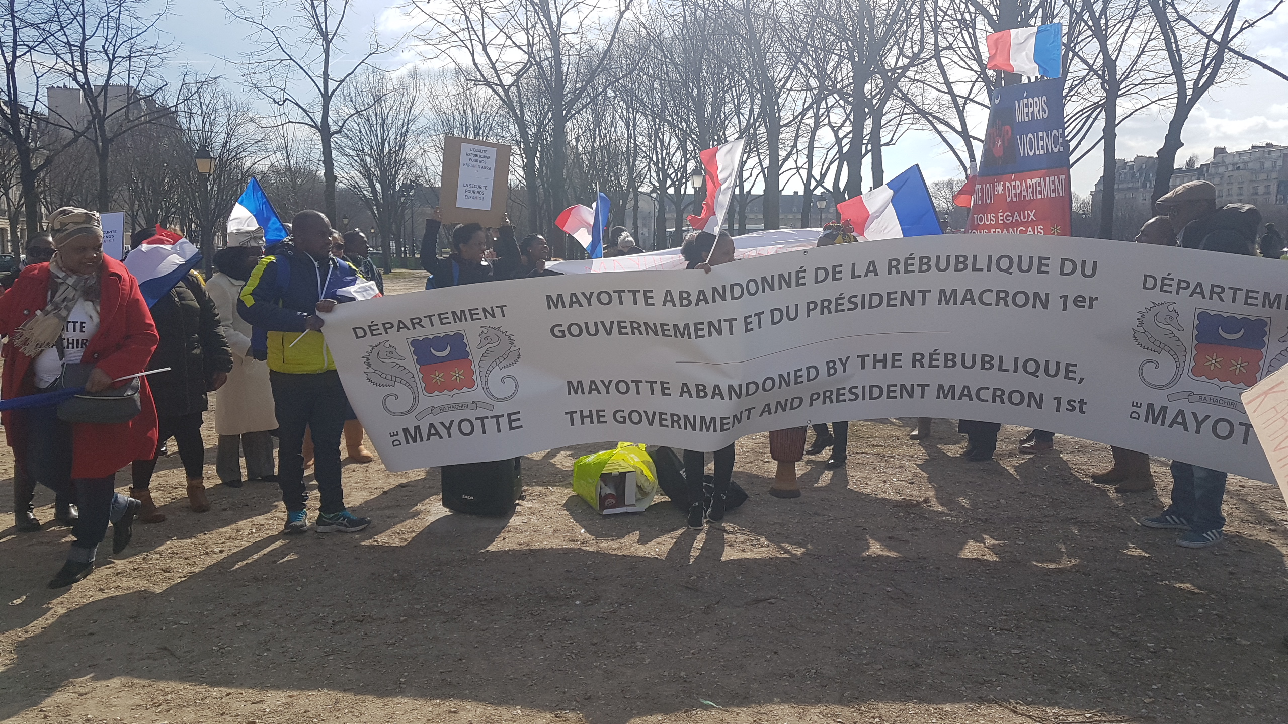 Chants, banderoles et drapeaux français animent la manifestation parisienne en soutien aux mahorais (vidéo)