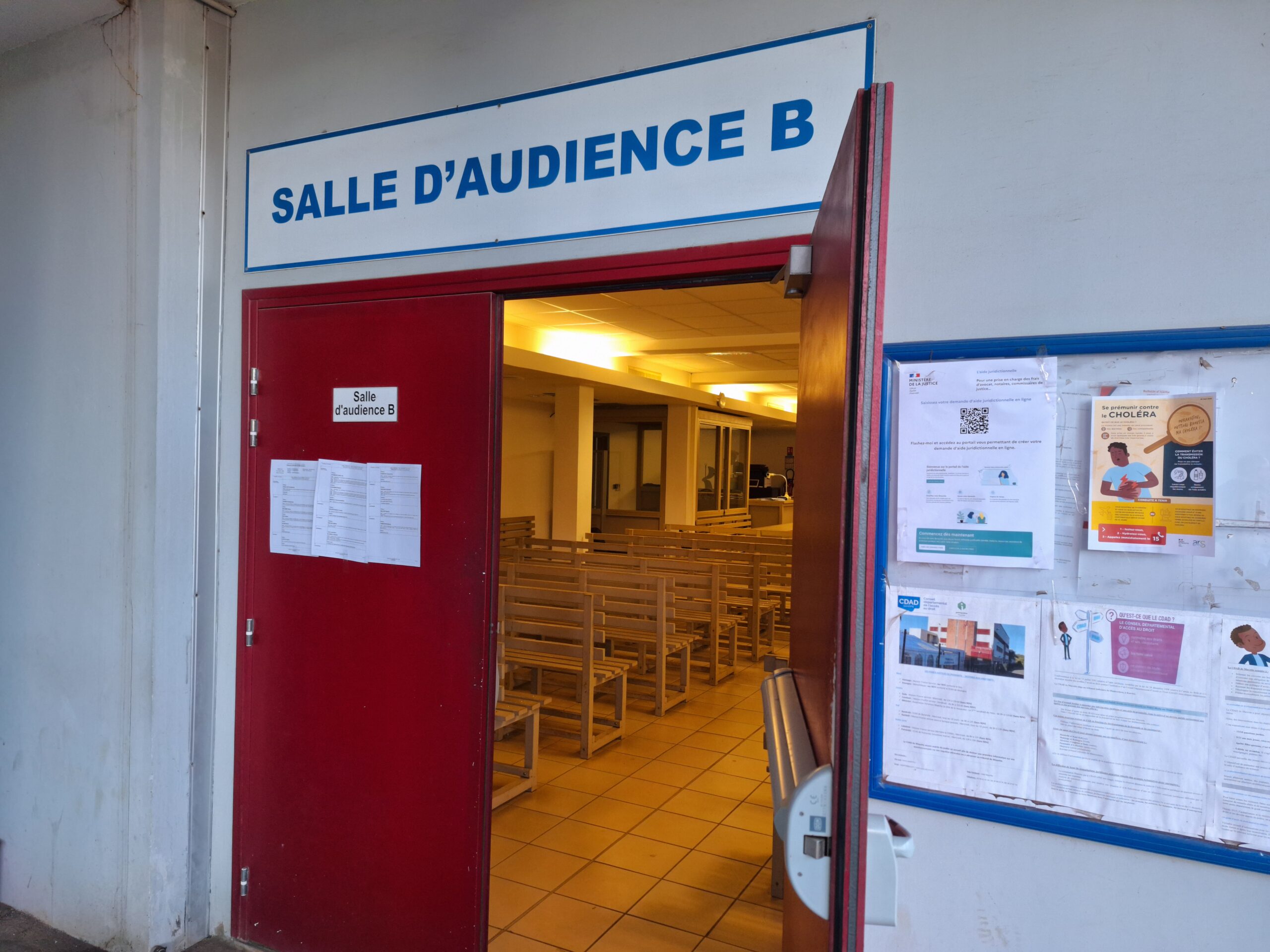 Trois jeunes de 17 ans agressent une jeune femme à son domicile