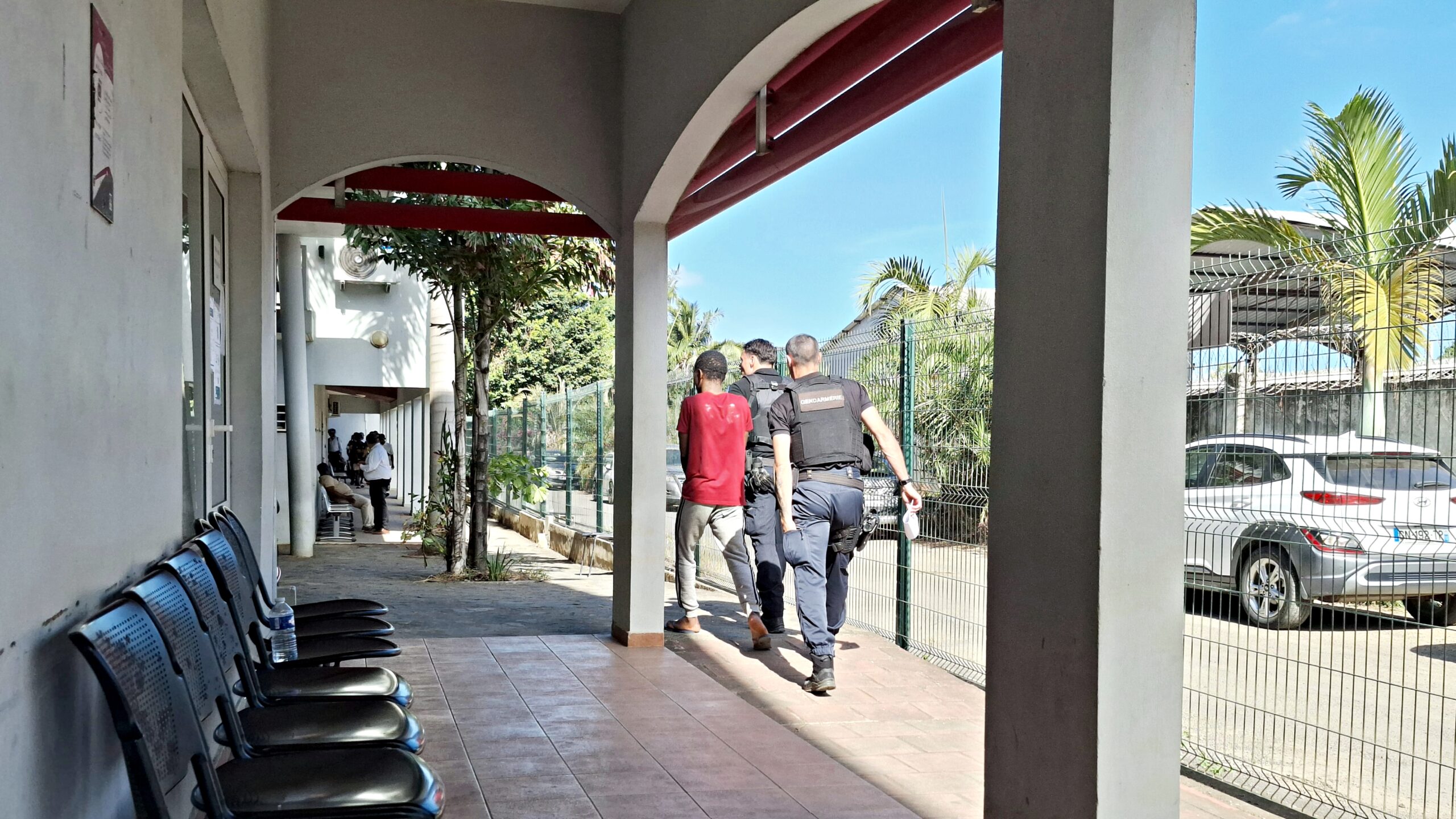 Un jeune homme violent terrorise sa famille, le tribunal l’envoie en prison