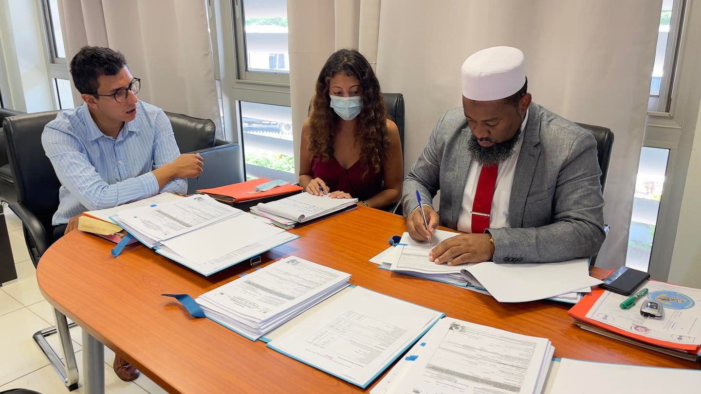 Un poste de maître nageur installé sur la plage d’Iloni