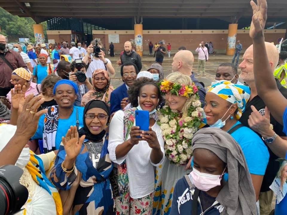 Marine Le Pen entame sa tournée de campagne à Mayotte