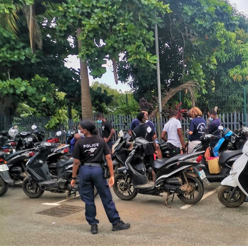 25 scooters taxis clandestins saisis à la sortie de la barge