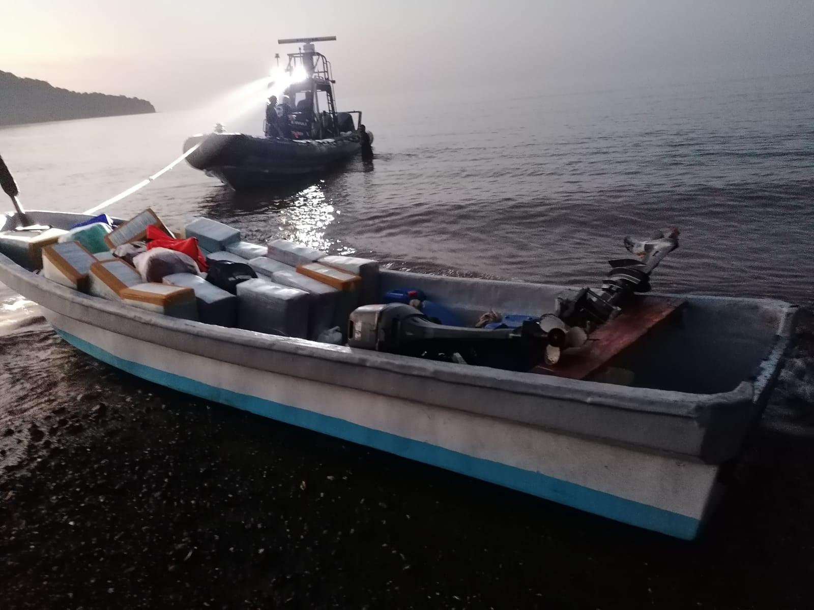 Interception d’un kwassa et saisie d’une importante quantité de marchandises de contrebande et de bangué