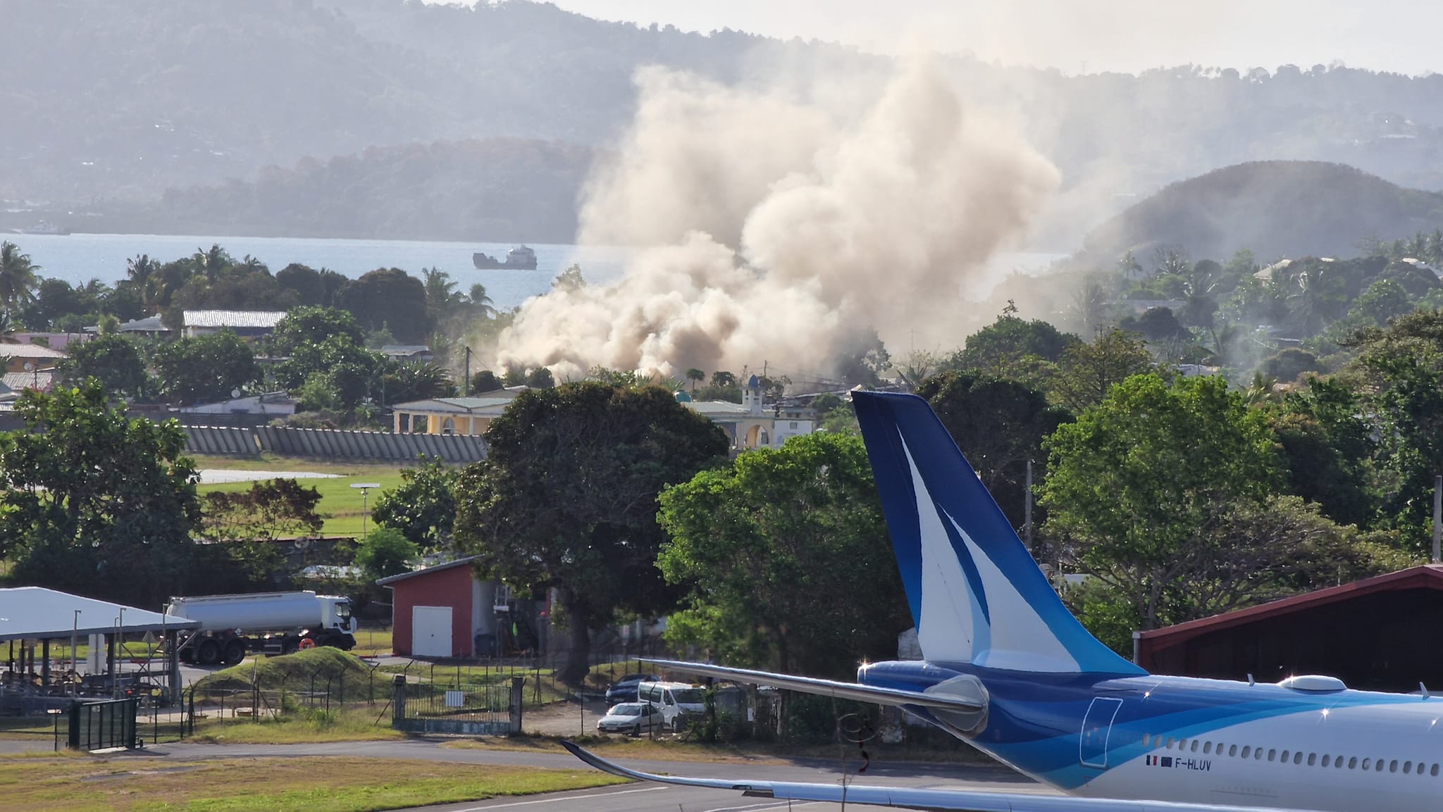 L’incendie d’une maison à proximité perturbe le trafic aérien à l’aéroport