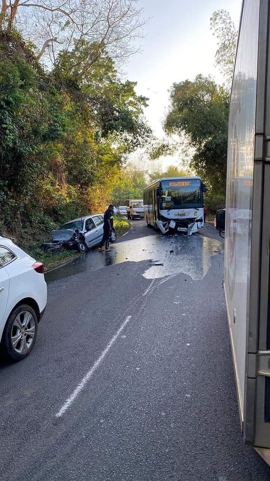 2 morts dans un choc frontal entre un bus et une voiture