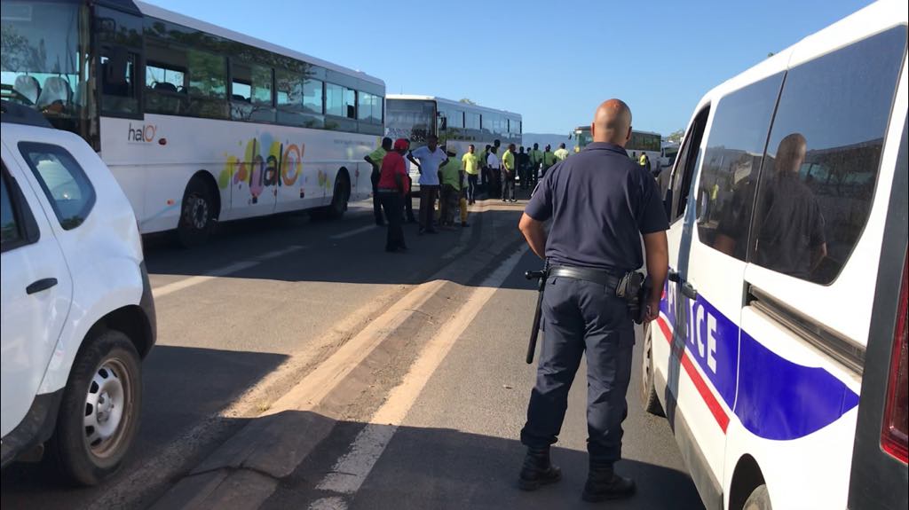 Les bus des grévistes un temps immobilisés sur la rocade, se dirigent vers Longoni