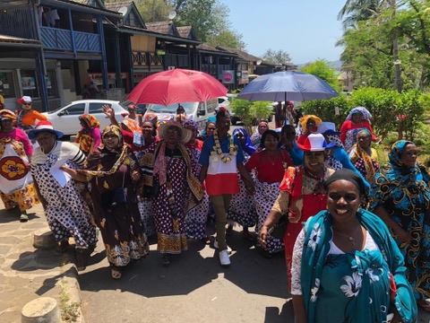 Les manifestants de retour place mariage après leur matinée au tribunal (vidéo)