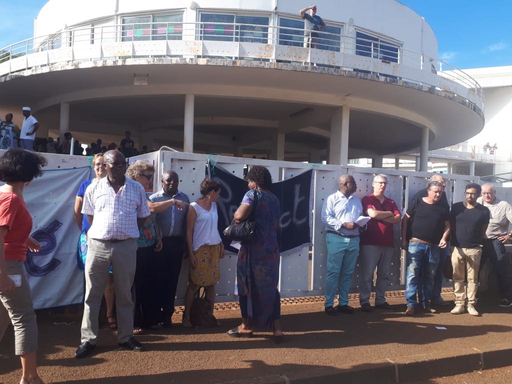 Manifestation devant le lycée de Sada en soutien au professeur de philosophie dans le collimateur d’un collectif de parents d’élèves
