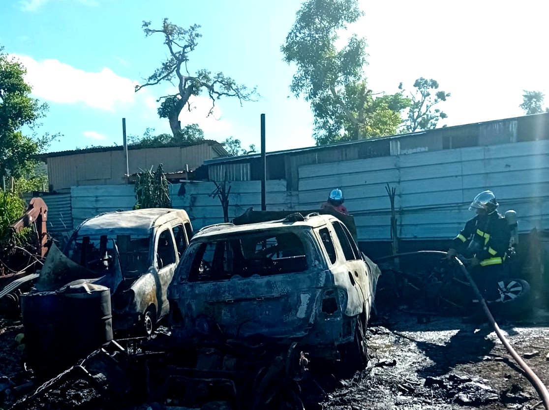 Garage en feu à Kawéni : deux véhicules brûlés