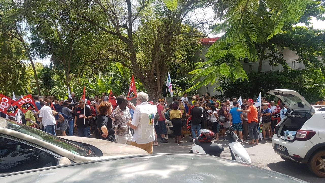 Une centaine de grévistes présents devant le vice-rectorat