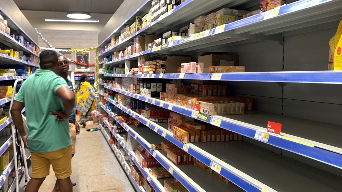 Les supermarchés de l’île sont pris d’assaut (video)