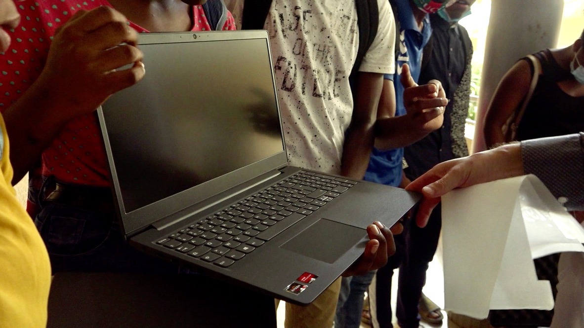 Des ordinateurs portables pour le collège Ouvoimoja de Passamainty