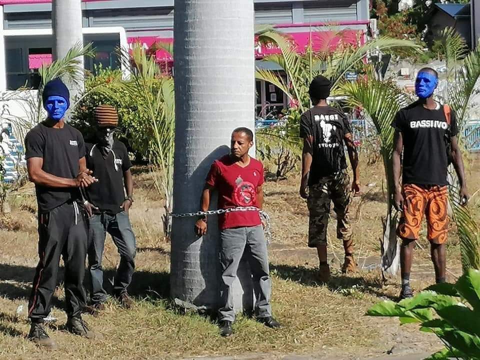 Le Collectif Bassi Ivo est installé au rond-point Passot pour dénoncer la violence