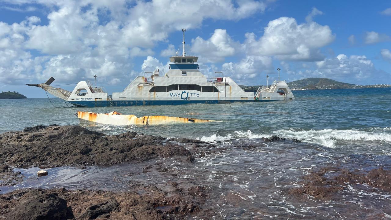2 barges inutilisables à l’abandon dans le lagon