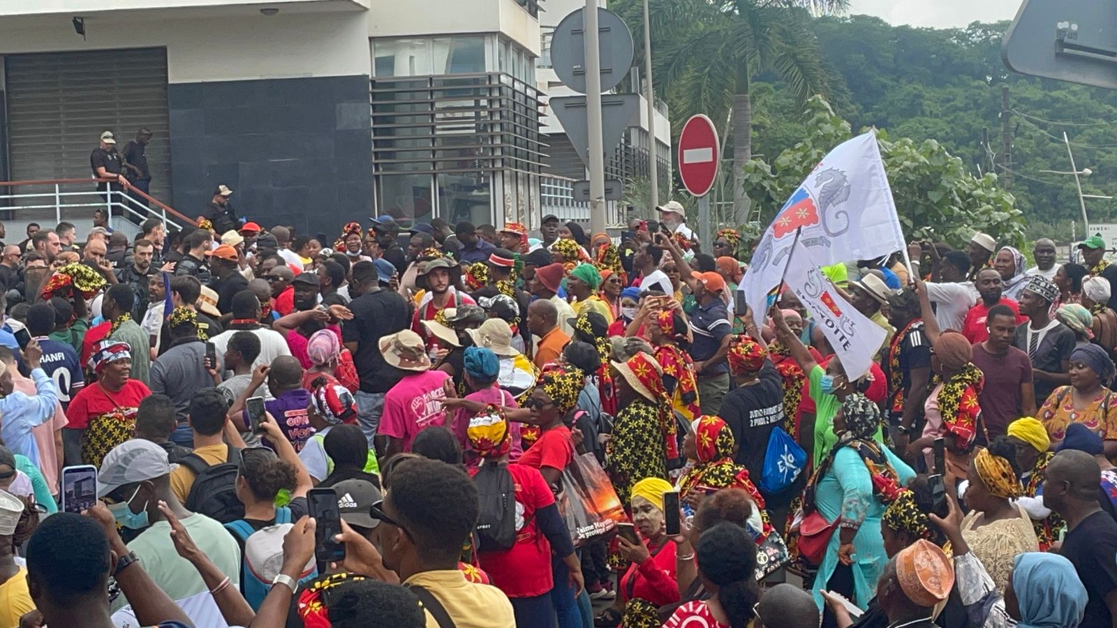 Les entreprises de Mayotte appellent à l’aide les ministres présents à Mayotte