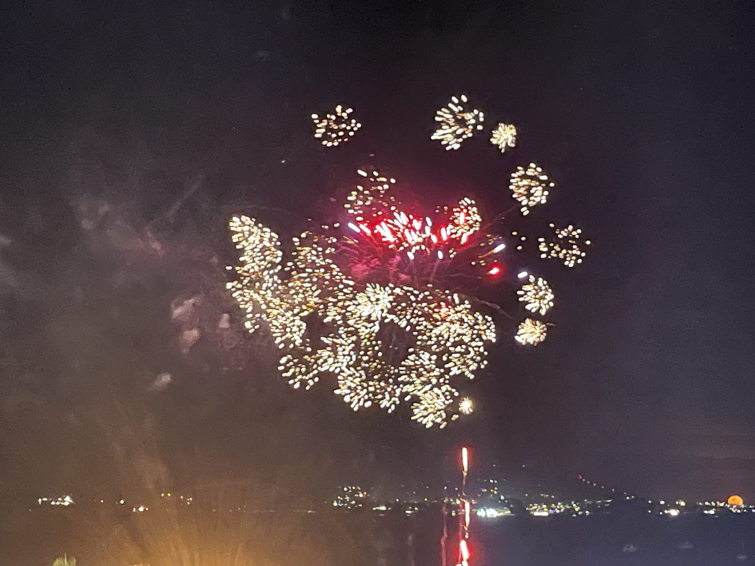 Mamoudzou ville lumière autour d’un très beau feu d’artifice (video)