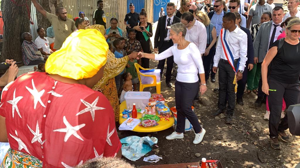 Elisabeth Borne à la rencontre des habitants du bidonville de Mavadzani à Koungou