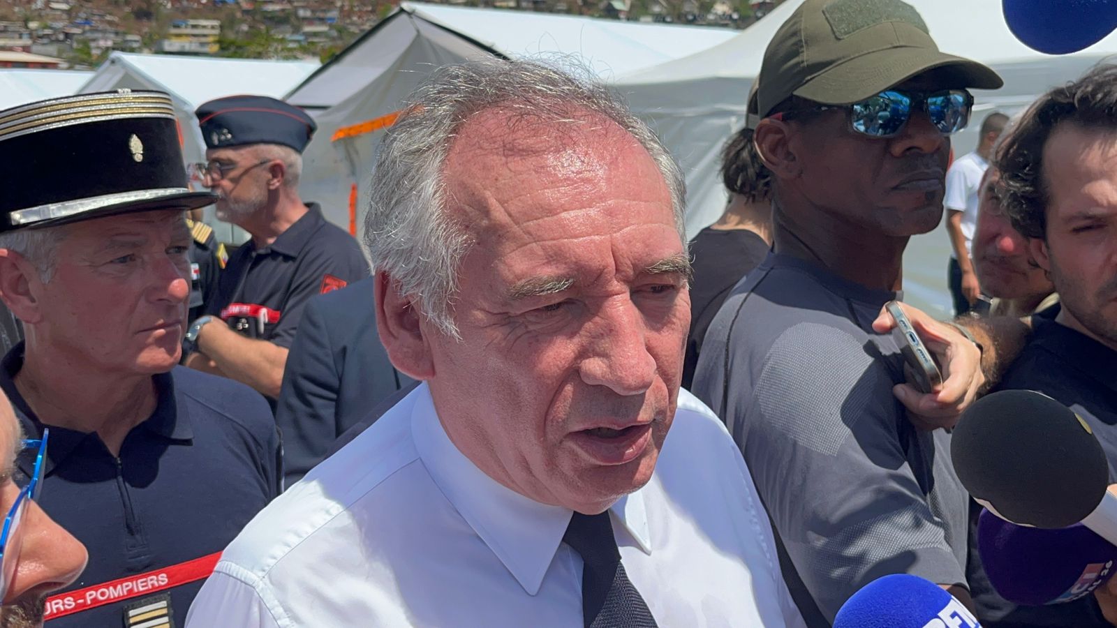 Bayrou, Valls, Borne et Neuder sur le terrain pour se rendre compte de la situation