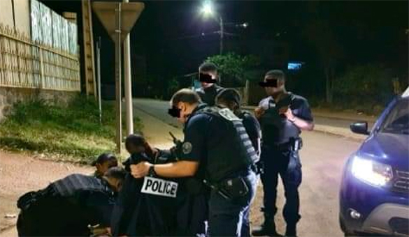 Des policiers procèdent à l’accouchement d’une jeune femme en pleine rue et en pleine nuit