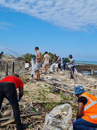 Des monceaux de déchets aux abords de la piste aéroportuaire