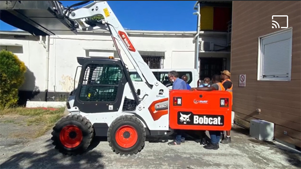 La ville de Pamandzi s’équipe d’une balayeuse Bobcat pour la propreté de ses rues