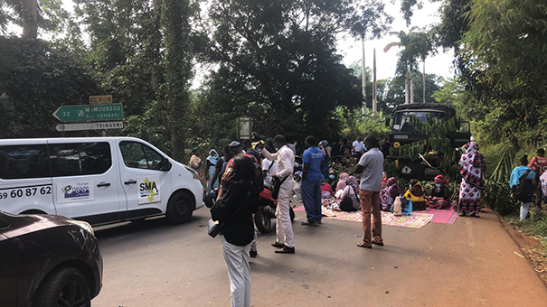 L’île reste bloquée par les barrages