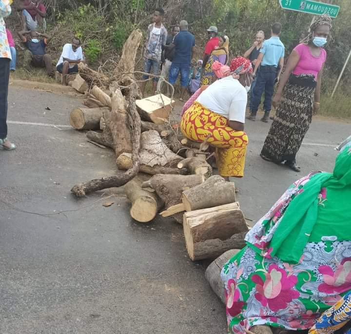 Elles bloquent la route pour protester contre un barrage