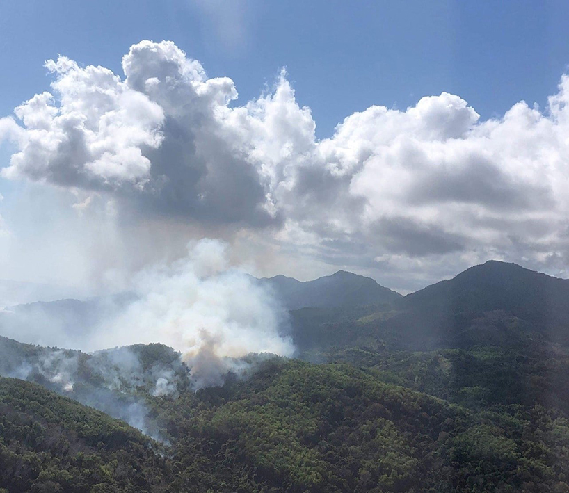 Le mont Bénara est en feu