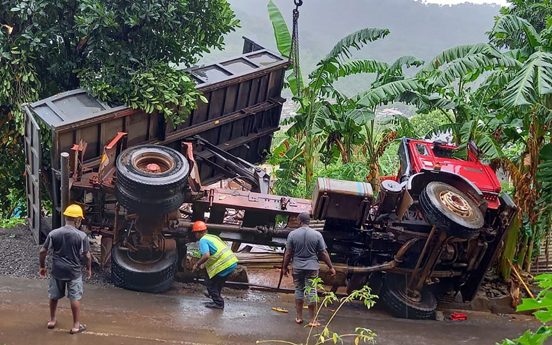 Un homme meurt écrasé par un camion renversé