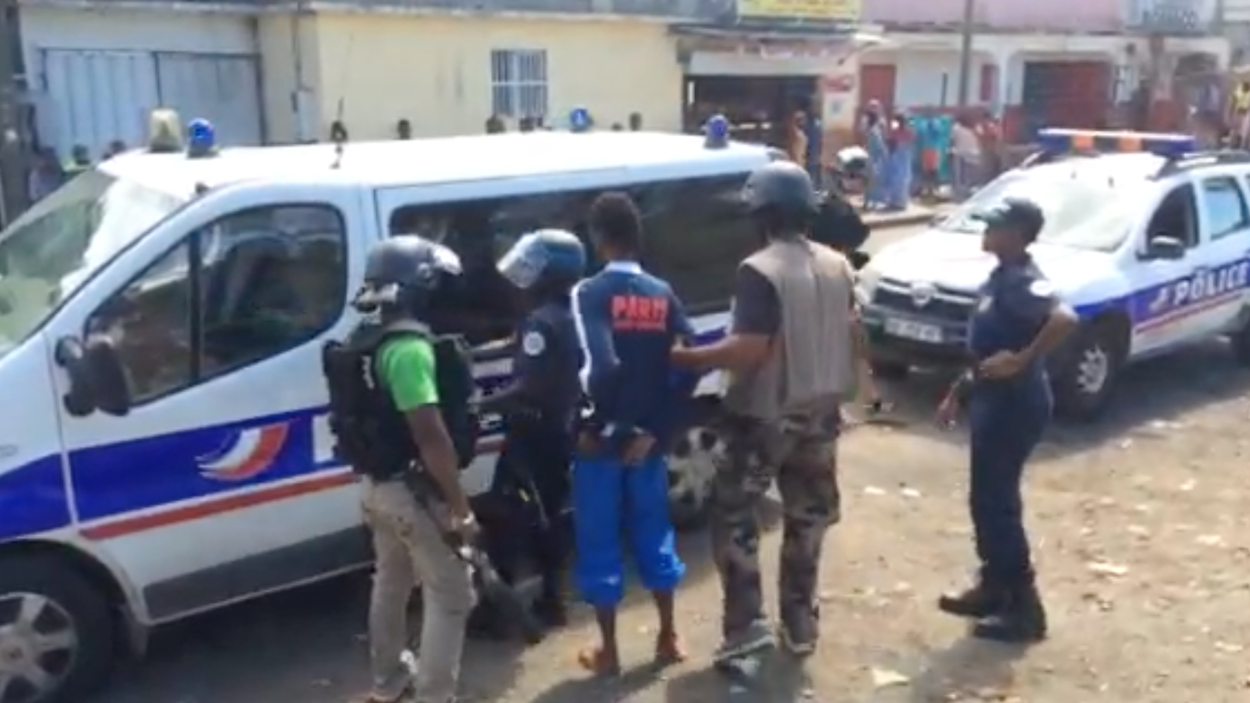 Barrage à Tsoundzou 1 (vidéo)