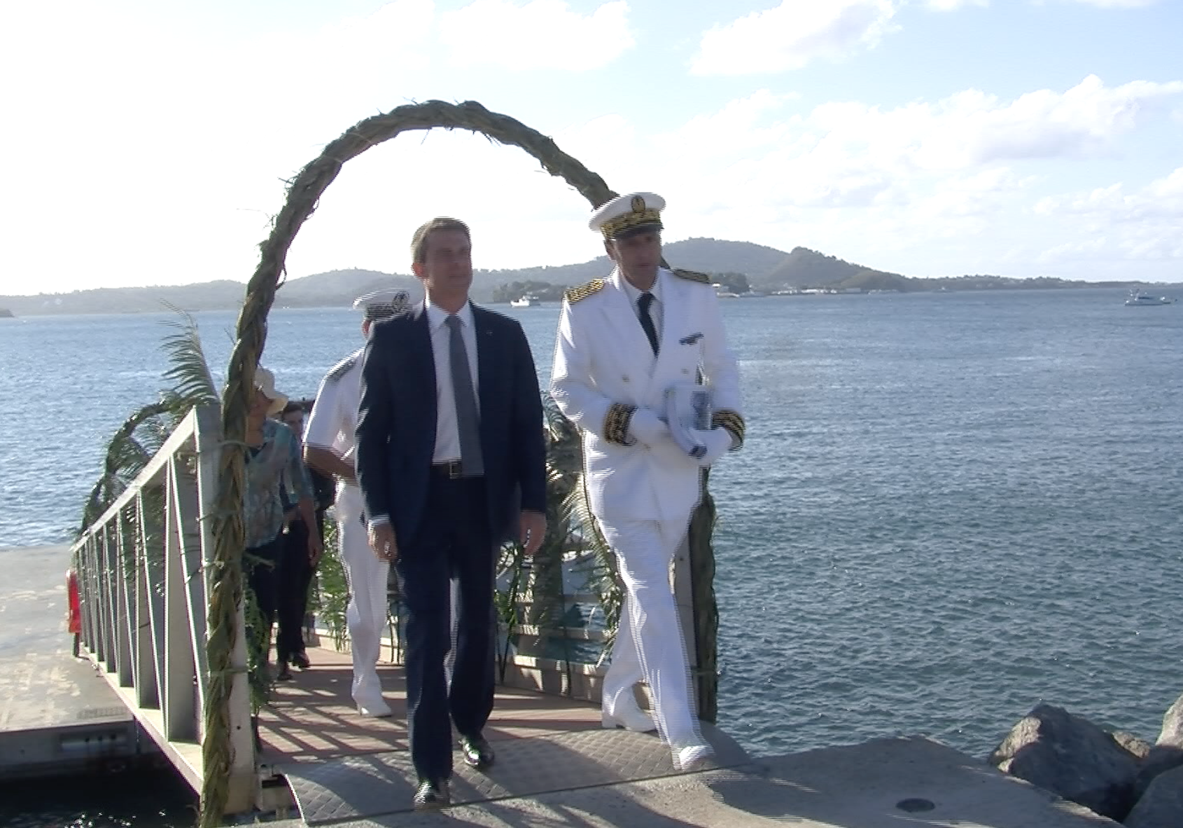 L’arrivée de Valls au ponton : petit mot pour les mahorais (vidéo)