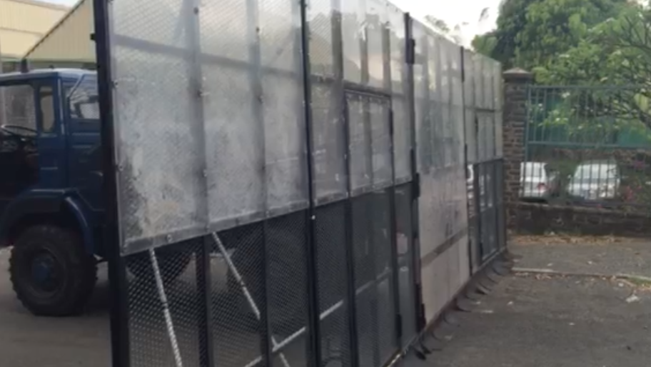 Un mur de protection érigé devant la Préfecture ! (photo et vidéo)