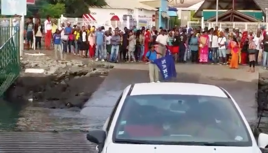 Vidéo de la première barge ce matin qui a fait demi-tour