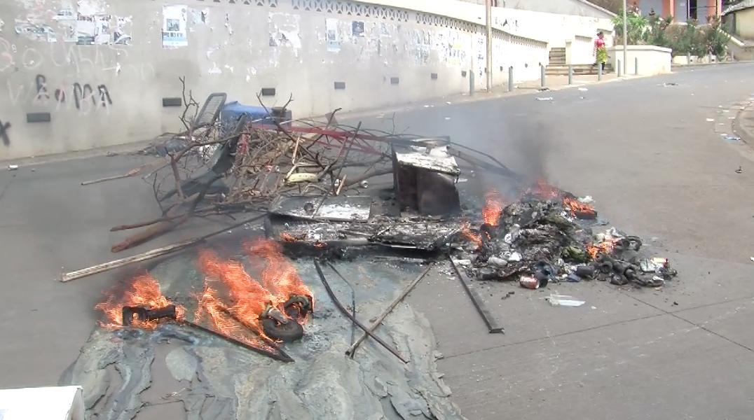 Barrage Rue du Commerce, intervention de la Police (vidéo)