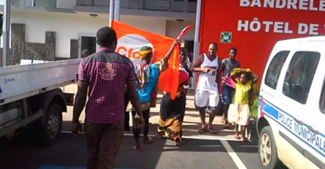 Les grévistes envahissent la mairie de Bandrélé (video)