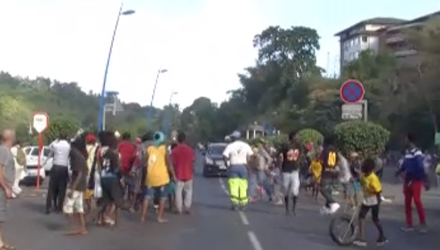 Course de pneus : les images du caillassage