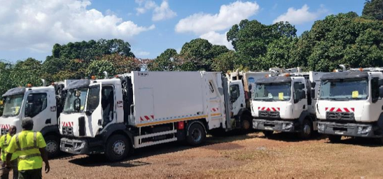 Des bacs et des nouveaux camions pour la collecte des déchets à Mayotte
