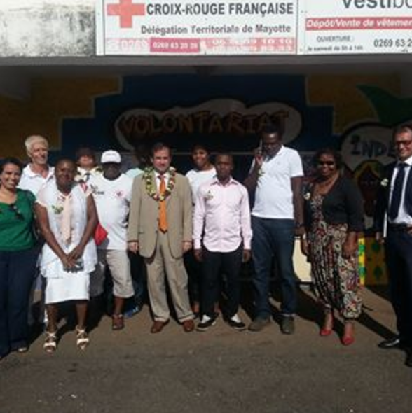 Le Préfet au chevet de la croix-rouge et des Céméa