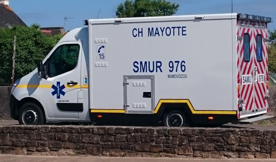 Un porte-conteneur se couche sur une voiture : une femme de Acoua décède