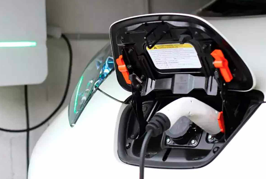 Des aides à la pose de bornes de recharge électrique et à l’achat de véhicules propres en vigueur pour se libérer des hydrocarbures