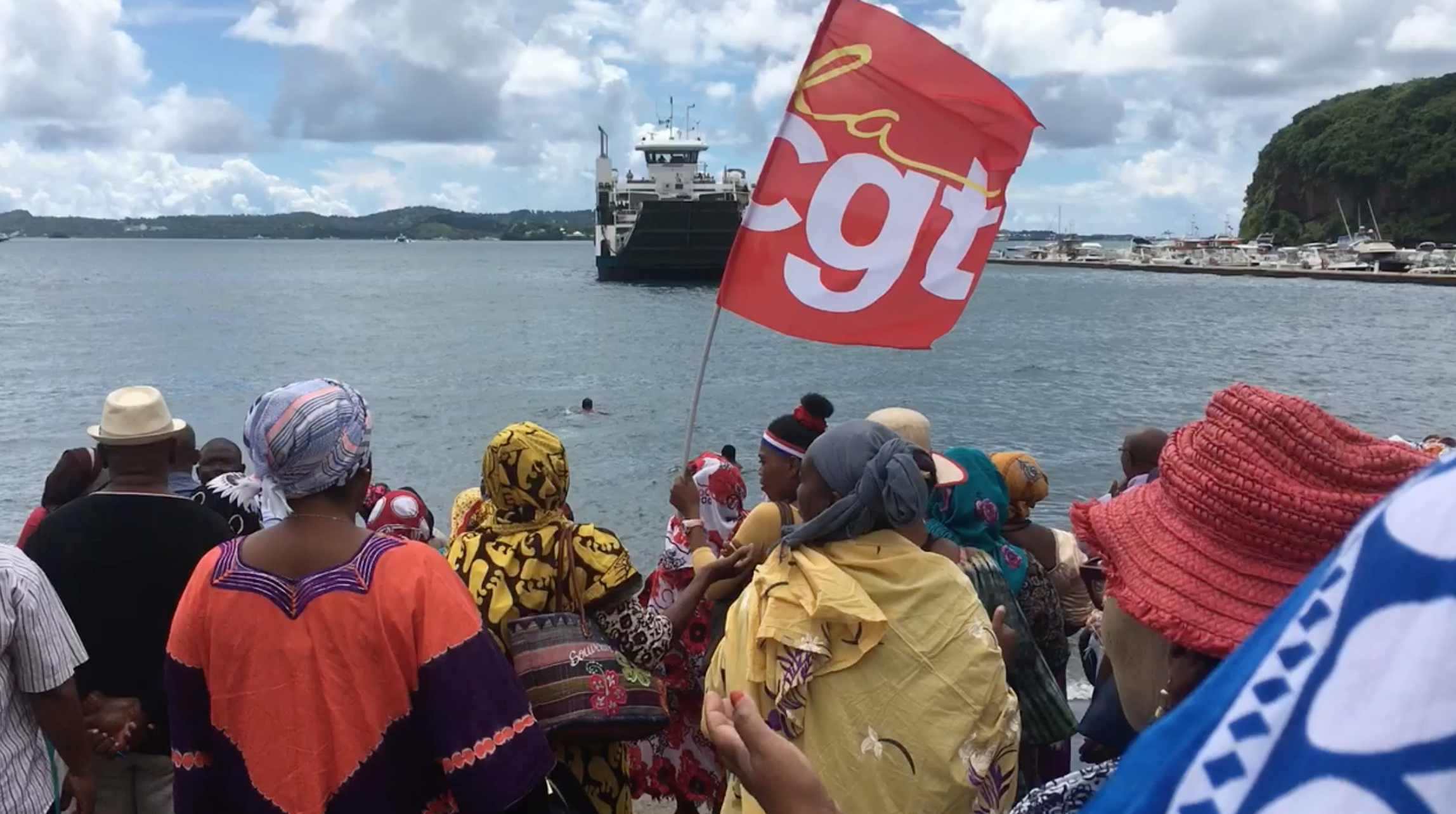 Des grévistes se jettent à l’eau pour se “rafraîchir” et empêcher la barge d’accoster (vidéo)