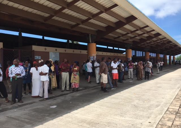 Peu de monde actuellement sur la Place de la République