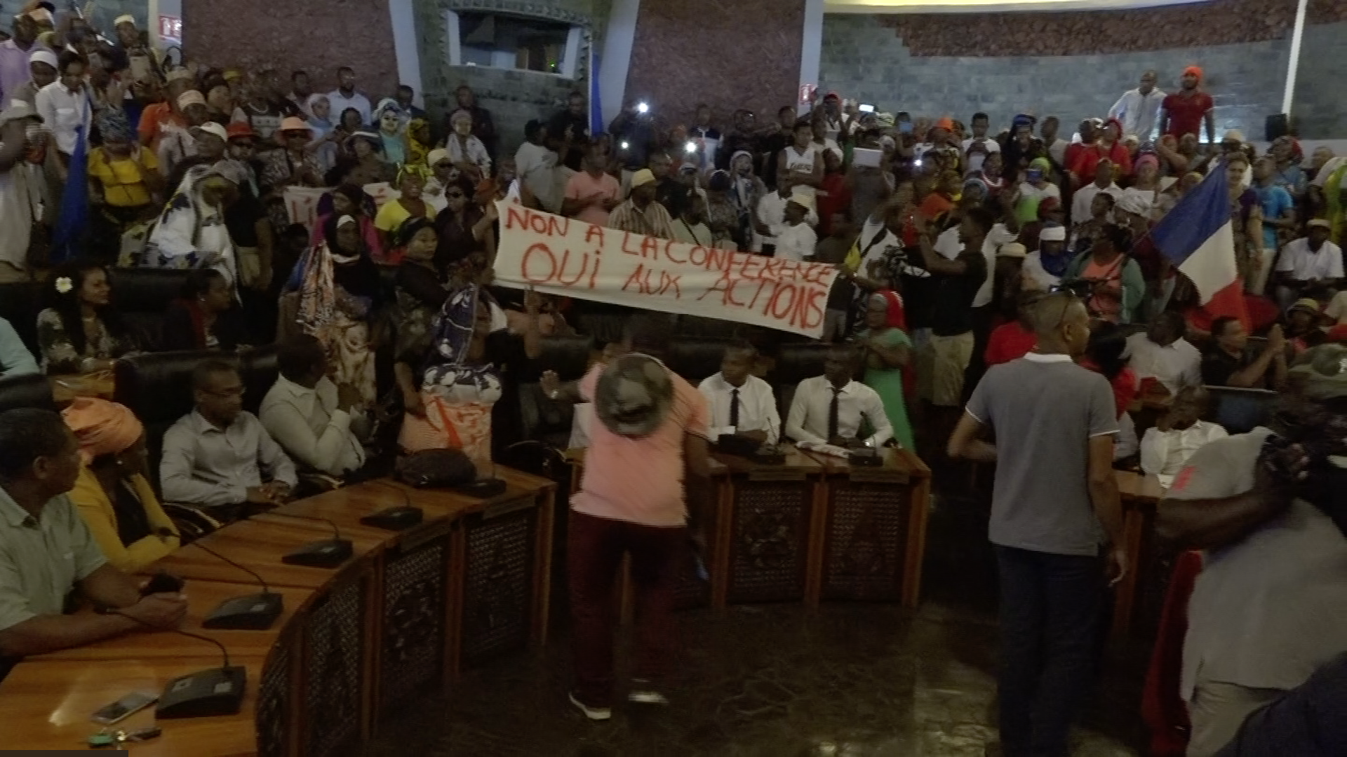 Plusieurs élus ont dû quitter l’hémicycle sous la pression des manifestants