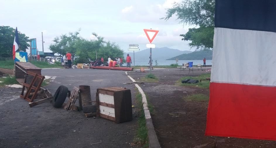 Les barrages sont maintenus malgré la suspension de la grève