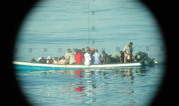 Interception d’un kwassa-kwassa avec à son bord hommes, femmes, animaux et marchandises