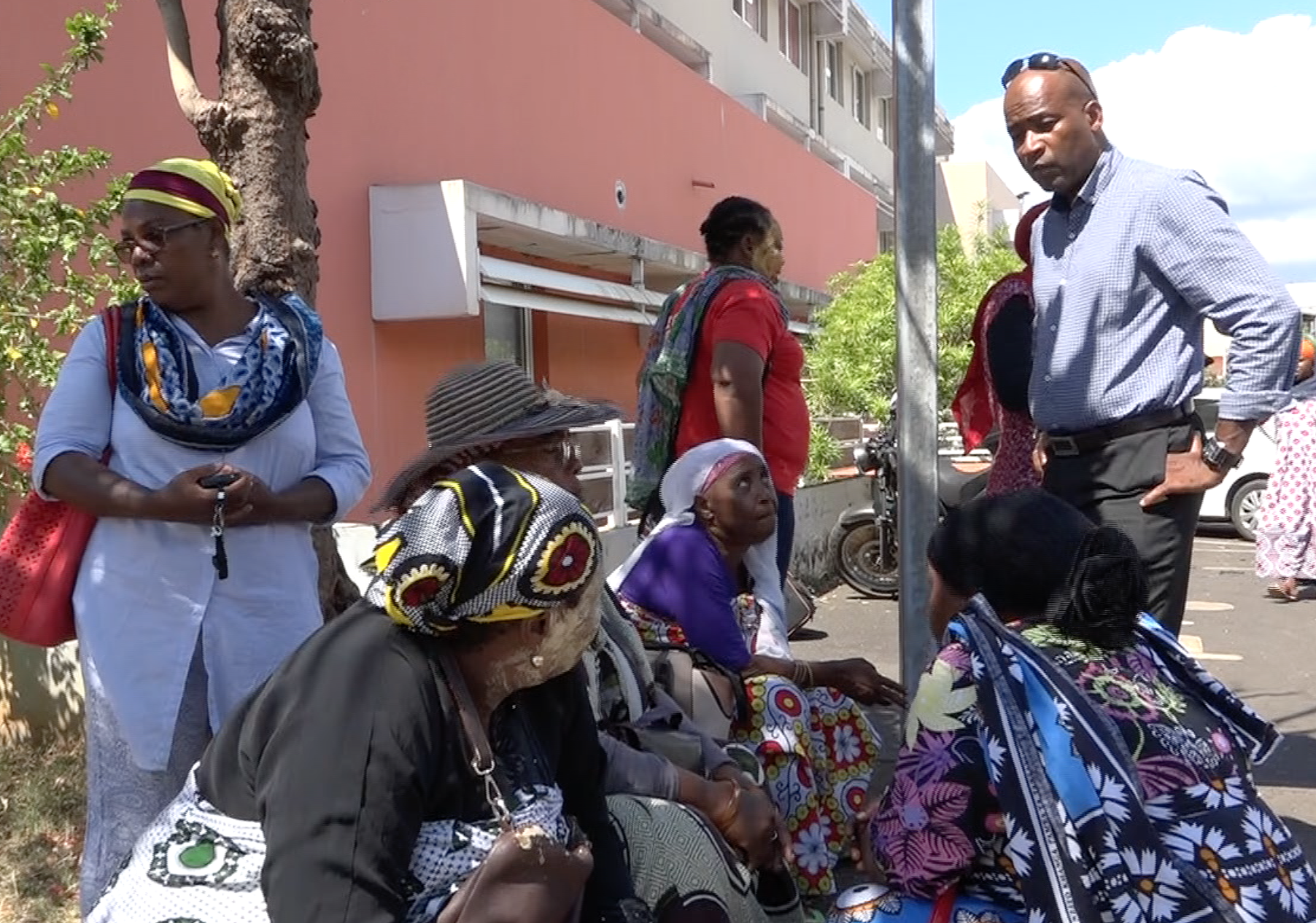Une quinzaine de personnes postées devant la brigade de gendarmerie de Mamoudzou