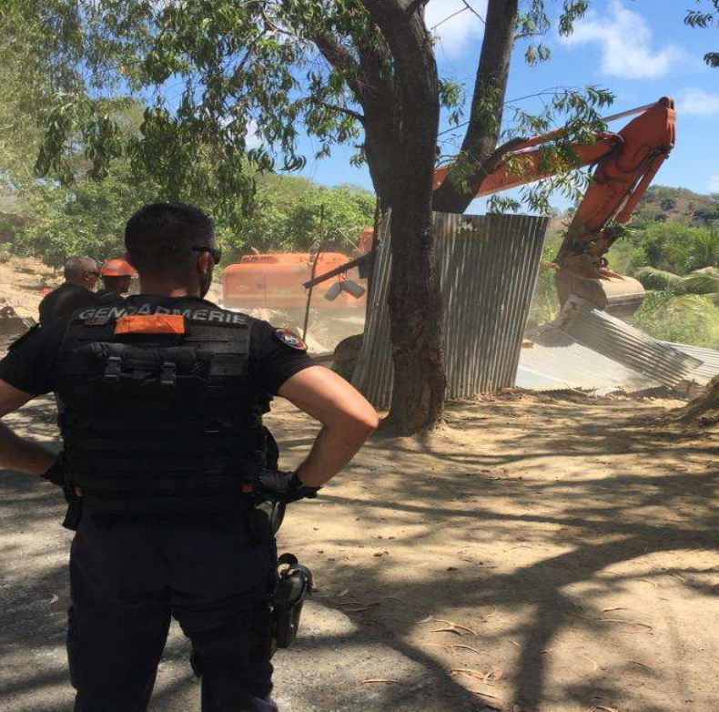 Opération de démolition de bangas à la Vigie en Petite-Terre