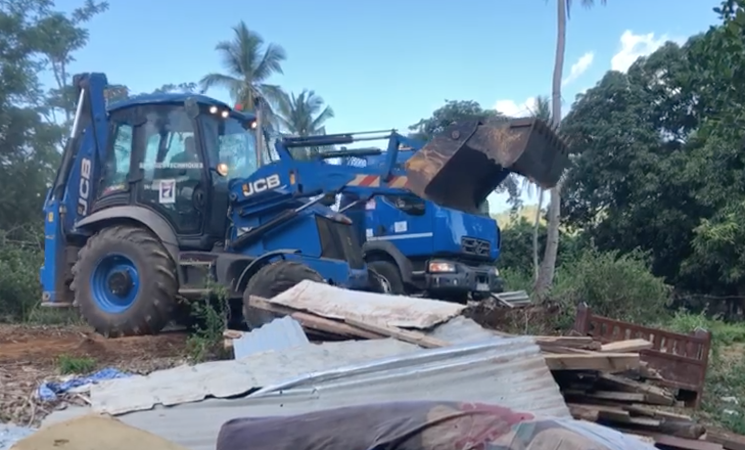 Nouvelle opération des autorités sur les hauteurs de Kaweni pour empêcher les reconstructions de cases en tôle (photos)